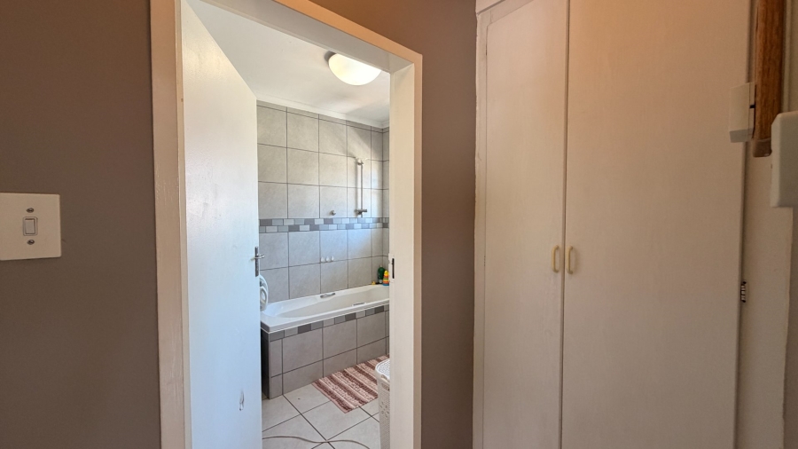 2 Bedroom Property for Sale in Kannoniers Park North West
